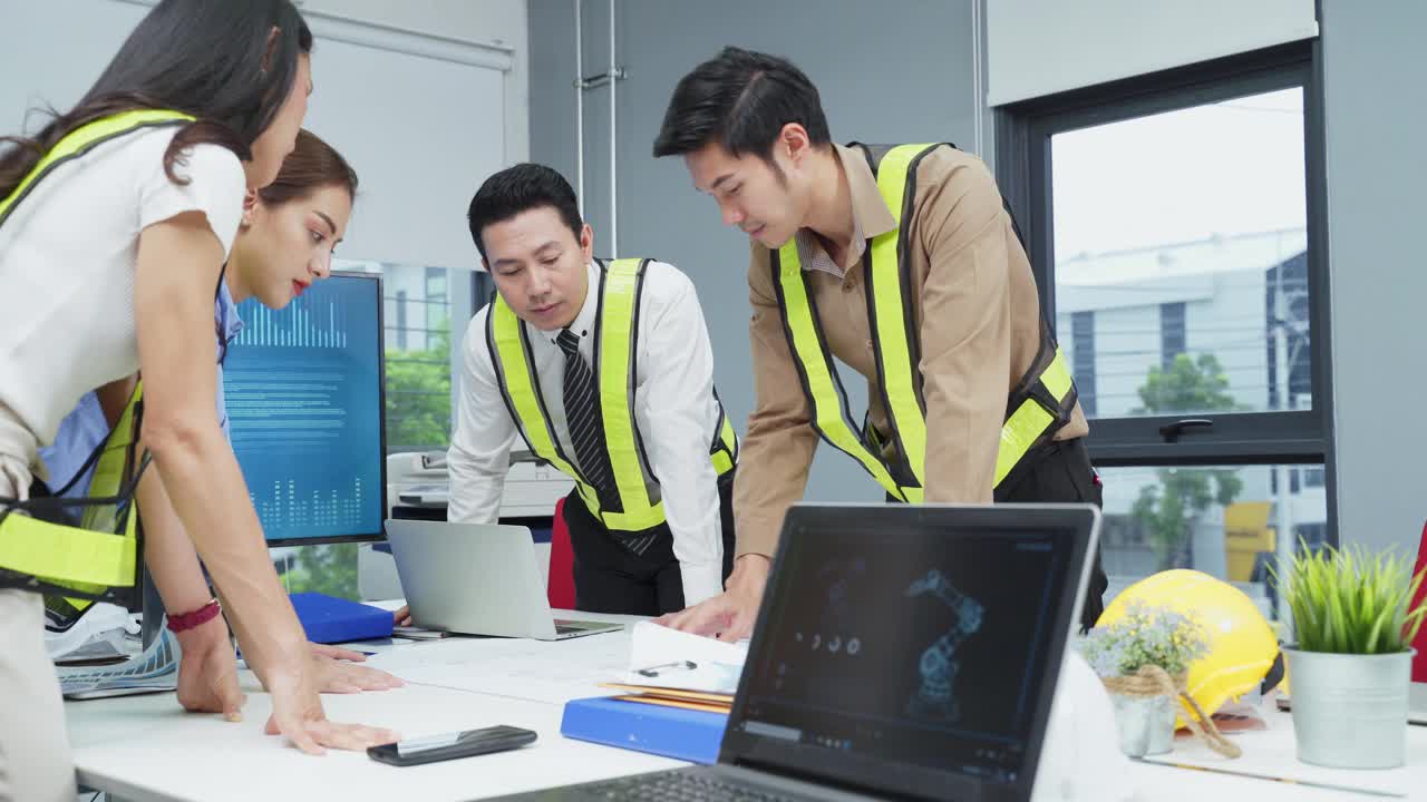 年轻的商人们在办公室里举行了一场关于机器人技术的讨论会议。人们有沟通头脑风暴和工作项目作为团队合作。公司的现代同事。