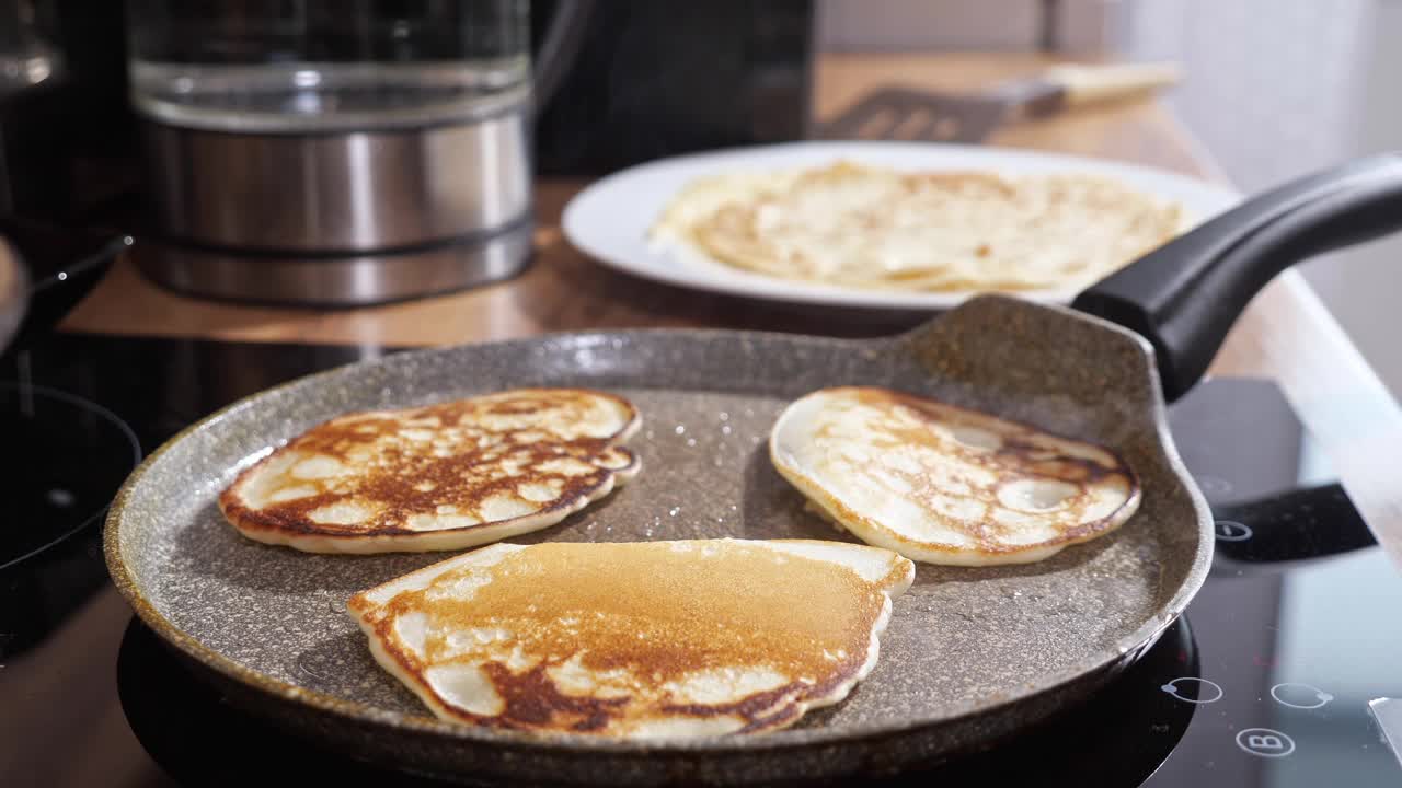 特写:热煎锅上的迷你煎饼