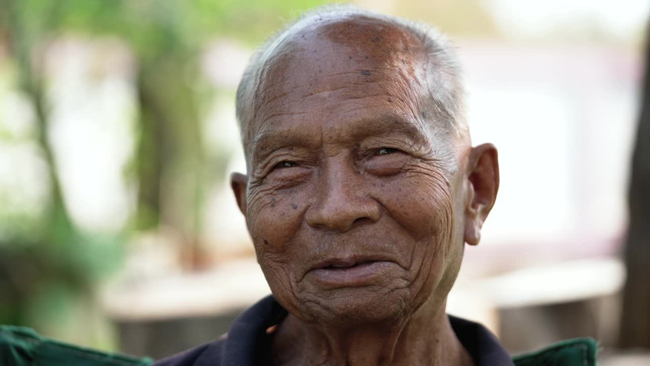 快乐的亚洲老年人，老人看着相机和微笑。