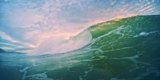 海浪。日出时，大西洋的波浪在巴西坎佩切海滩的海岸上翻滚和破碎