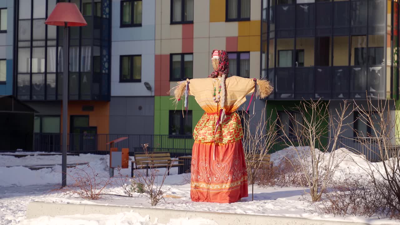 穿着俄罗斯传统服装的狂欢节。干草娃娃符合俄罗斯传统。忏悔节