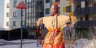 用人类生长的干草做成的穿着传统斯拉夫服装的玩偶。Maslenitsa。异教徒的节日