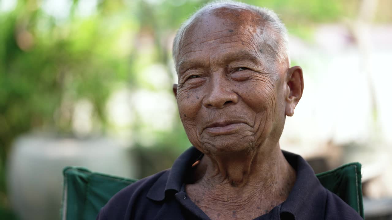 快乐的亚洲老年人，老人看着相机和微笑。