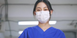快乐的年轻医生摘除外科口罩