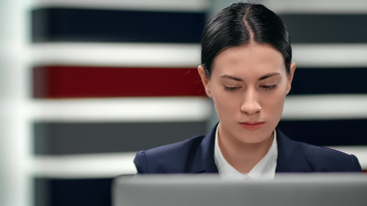 近距离观察亚洲商业女性在工作场所使用笔记本电脑。由RED Raven 4k电影摄像机拍摄