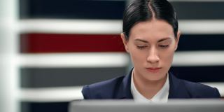 近距离观察亚洲商业女性在工作场所使用笔记本电脑。由RED Raven 4k电影摄像机拍摄