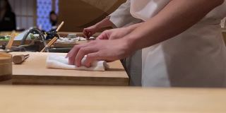 日本寿司大师厨师准备锋利的刺身刀