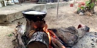 在乡村用野营炉延时烹饪