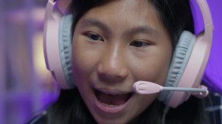 亚洲女学生在家里通过数码平板电脑学习在线课程，Led灯背景，社交距离的生活理念。视频素材模板下载