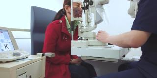 眼科医生在LASIK手术后检查病人的眼睛