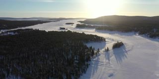 鸟瞰图Jukkasjärvi湖在冬天