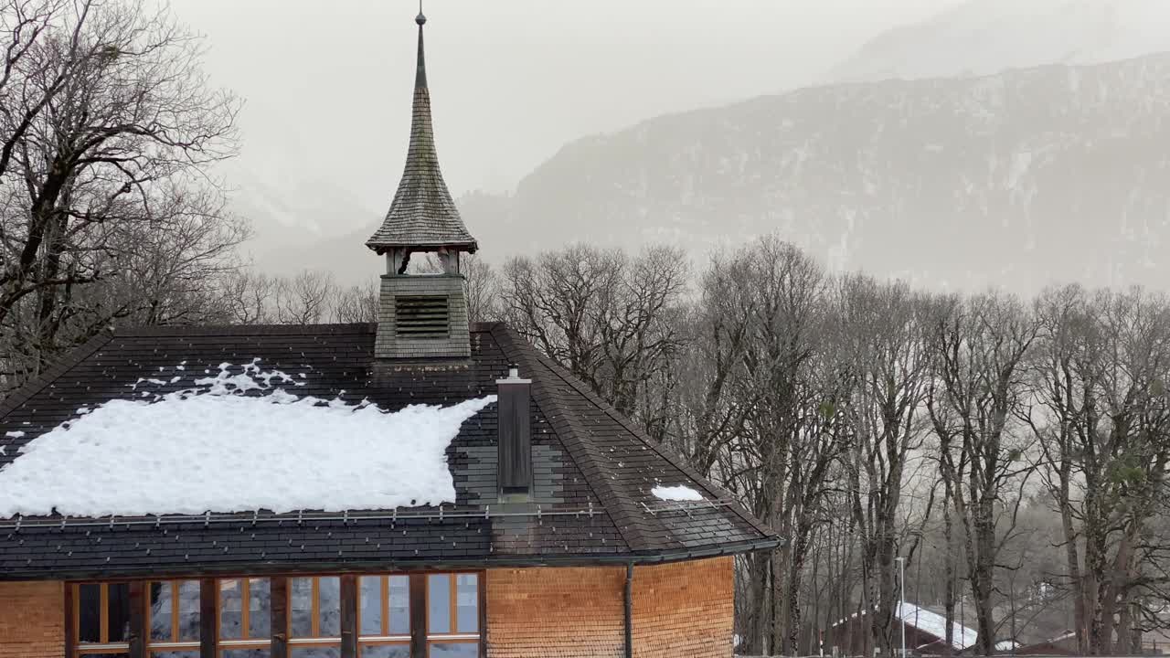 撒哈拉沙漠空气污染在瑞士山区冬季。