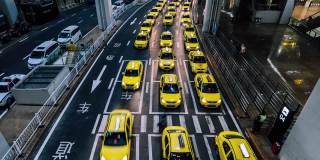 T/L TD晚上在机场出口处繁忙的黄色出租车排队