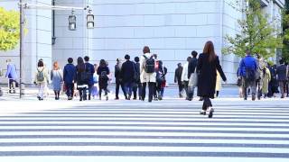 在东京商业区散步的上班族视频素材模板下载