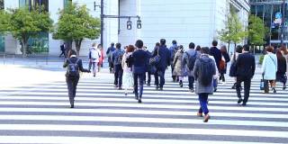 在东京商业区散步的上班族