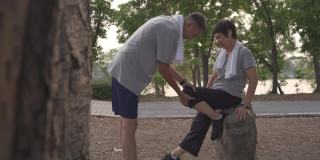 资深亚洲夫妇脚踝受伤事故照顾爱人。成熟男人用手按摩女人的腿和膝盖以减轻疼痛。肌腱和肌肉的急救治疗。照顾老年人的关系。