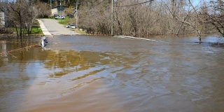 洪水流过被淹没的道路