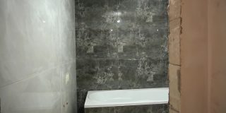 装修期间的一间空浴室