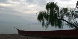 中国云南抚仙湖上的平底船。