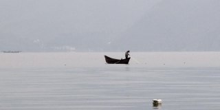 在云南抚仙湖的雾中捕鱼。