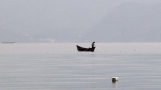 在云南抚仙湖的雾中捕鱼。视频素材模板下载