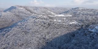 冬季空中旅行在白雪覆盖的林地。在山上滑雪度假。