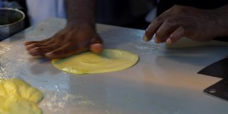 烤饼制作，烤饼或印度面包，泰国街头小吃市场