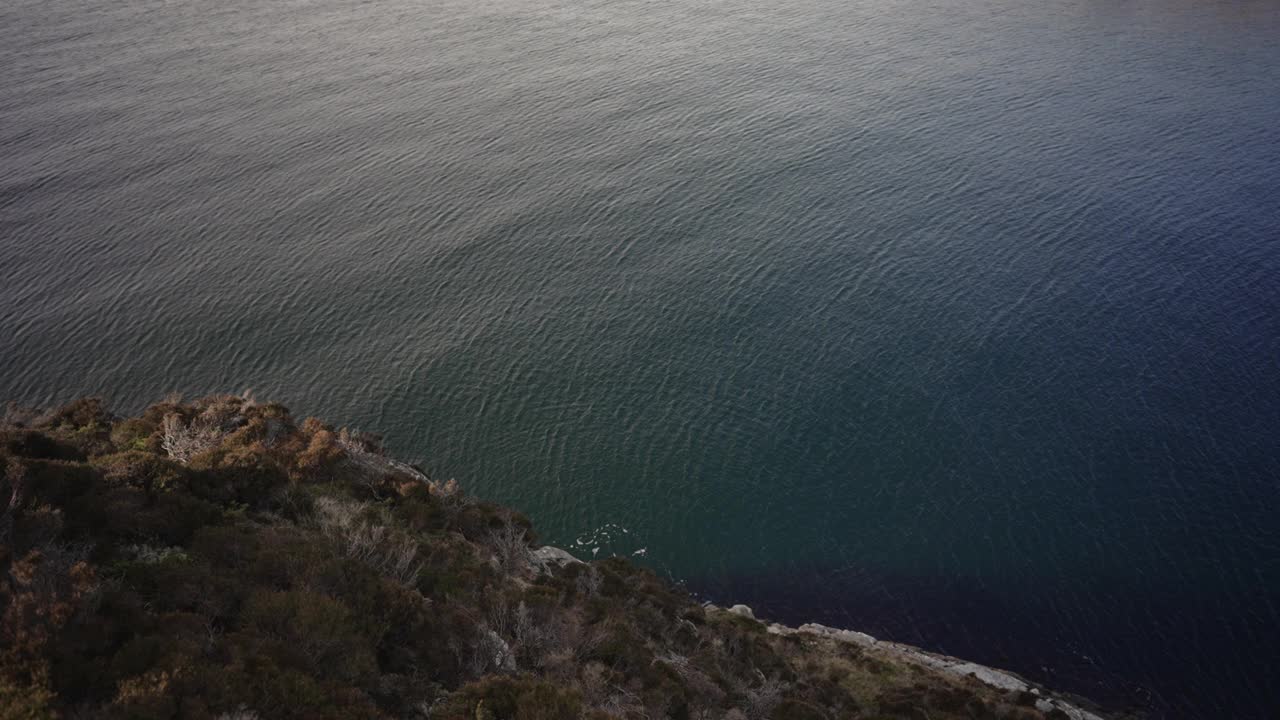 挪威的高悬崖:北海的波涛汹涌