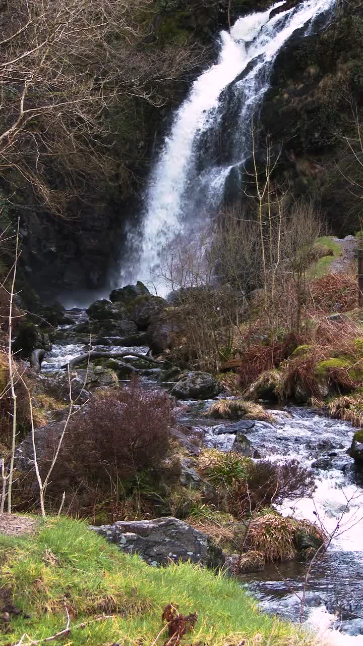 春天早晨的苏格兰瀑布