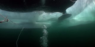 水下景观清澈透明的冰下的贝加尔湖的冷水。