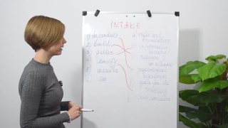 在线教育和远程学习的概念。一位女教师在录制英语课视频，在白板上写字视频素材模板下载
