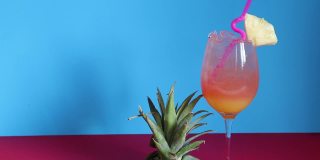鸡尾酒龙舌兰日出与菠萝为春季和夏季的饮料概念