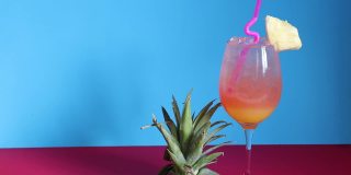 鸡尾酒龙舌兰日出与菠萝为春季和夏季的饮料概念
