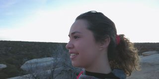 西班牙裔大学生年轻成年女性户外在美国西部高沙漠4k系列视频