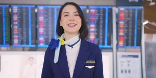 年轻漂亮有魅力的白种旅行空乘人员微笑着，脸上带着自信和幸福的表情走在机场航站楼的飞机上。空乘人员或女服务员的职业概念。
