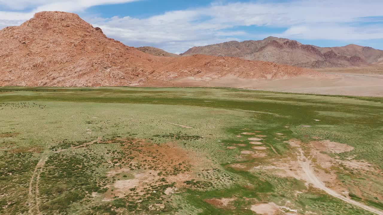 蒙古山地牧场。这里有优质的牧场。没有颜色分级