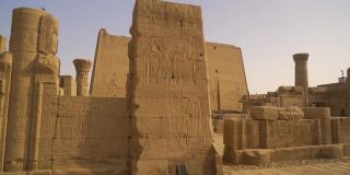 到达了Edfu寺的入口。埃及。在尼罗河河畔的Edfu城附近的阿斯旺，希腊罗马建筑，献给荷鲁斯