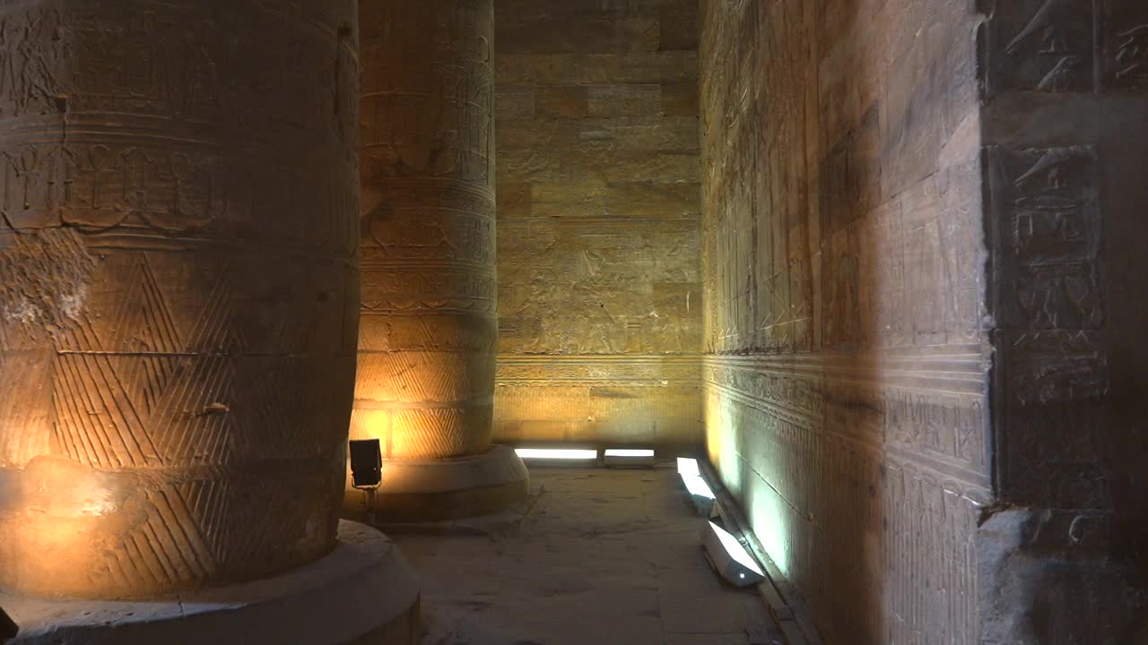 阿斯旺市附近的埃及图案和照明隧道的埃德夫神庙。埃及。飞机后面。在尼罗河河畔的Edfu城，希腊罗马建筑，献给荷鲁斯
