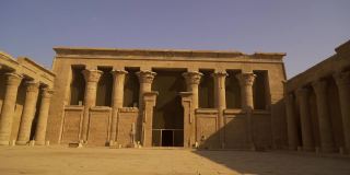 在Edfu庙的入口处。埃及。在尼罗河河畔的Edfu城附近的阿斯旺，希腊罗马建筑，献给荷鲁斯