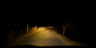 在高速公路上驾驶汽车在夜晚在小交通后日落。夜，前摄像头，挡风玻璃参考。