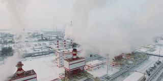 石油发电厂鸟瞰图。寒冷的冬日。阳光灿烂。