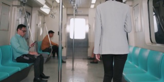 亚洲女商人走在轻轨或地铁使用智能手机他们的工作方式，运输人们的生活方式和无线连接的概念。
