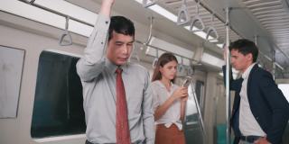 亚洲商人看手表，怕上班迟到就乘轻轨或地铁去上班，运送人们的生活方式观念。