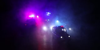 警车在晚上。一辆警车在雾中追赶一辆汽车。911紧急反应警车超速驶往犯罪现场。有选择性的重点