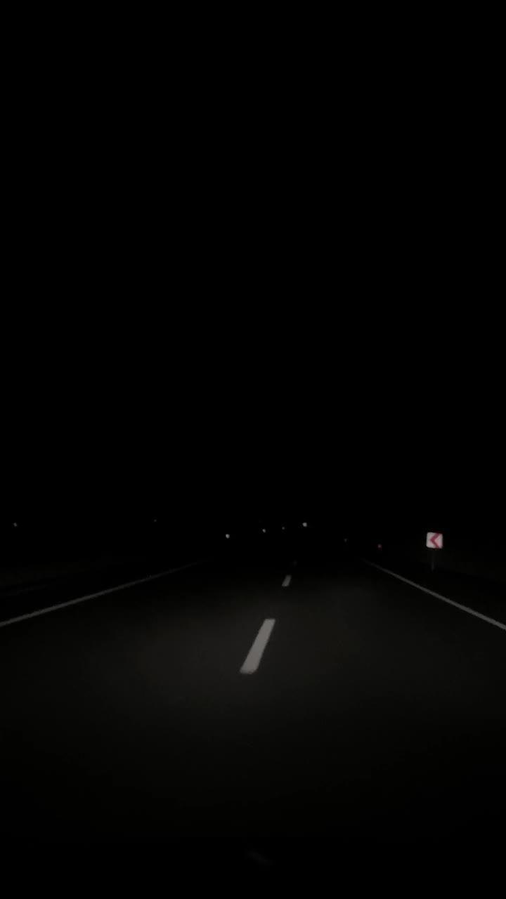 开车穿过午夜空白的道路