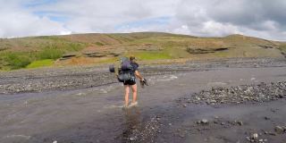 一名年轻人从冰岛的兰德马纳洛格尔出发，穿越结冰的河流，全程54公里