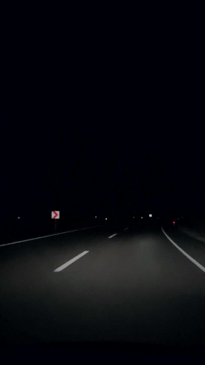 开车穿过午夜空白的道路