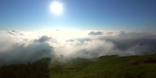 时间从巴斯克的蒙地Peñas de Aya或Aiako Harria多云的山顶到纳瓦拉山，Oiartzun。巴斯克地区