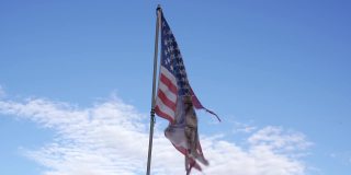 犹他州纪念碑谷自然公园内的阿帕奇旗帜。美国