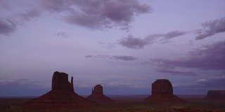 日出与云彩在纪念碑谷，时间流逝。美国犹他州